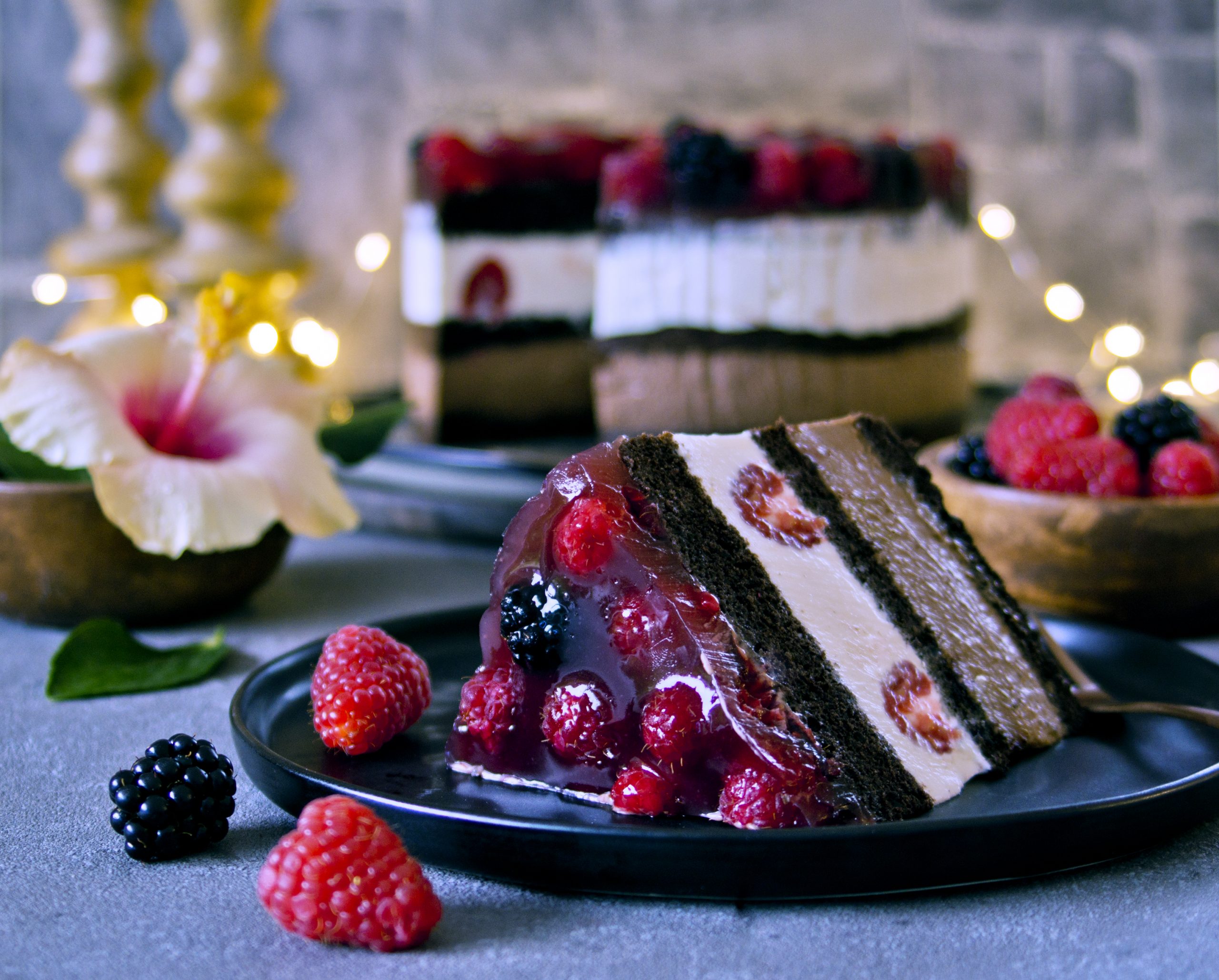 Nuss-Nougat-Creme Torte mit Himbeeren Nuss-Nougat-Creme Torte mit Himbeeren