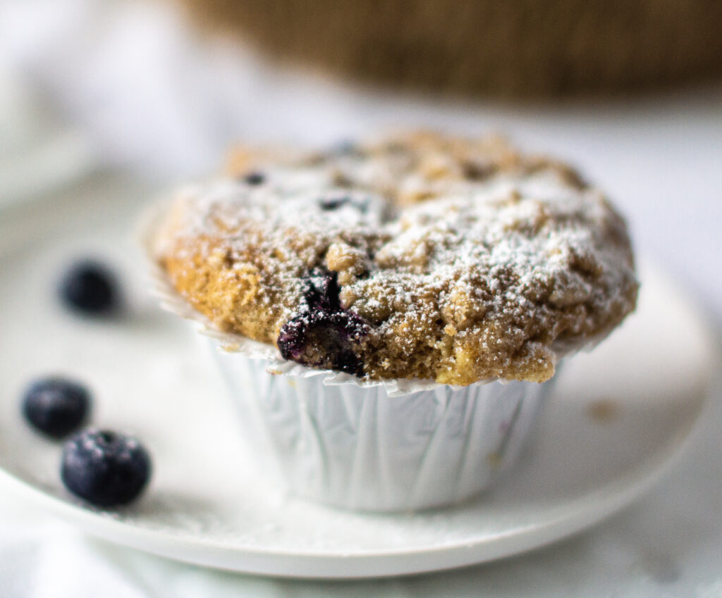 Heidelbeer-Muffins mit weißer Schokolade und Streuseln – Bibys Welt